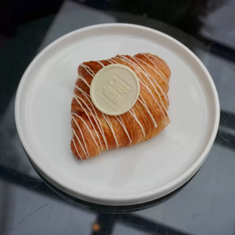 Круассан ваниль-вишня