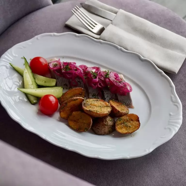 Сельдь с молодым картофелем и маринованным луком
