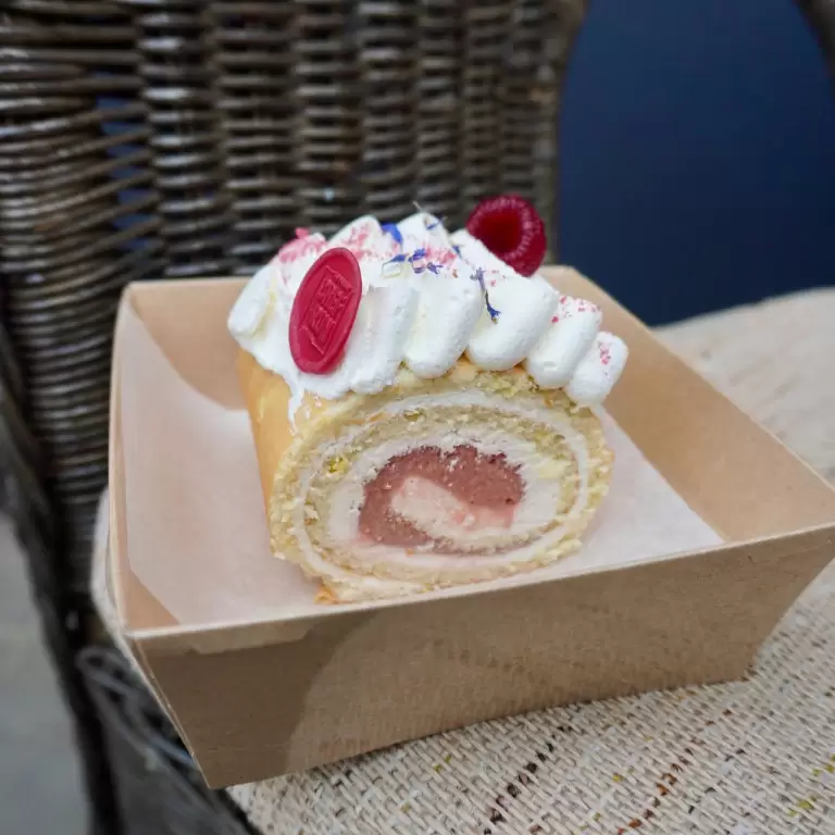 Рулет клубника-лимон