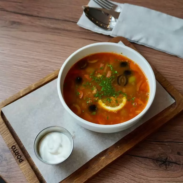 Пряная мясная солянка со сметаной