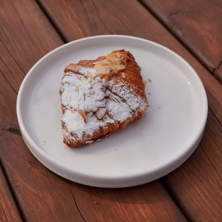 Круассан с миндальным кремом