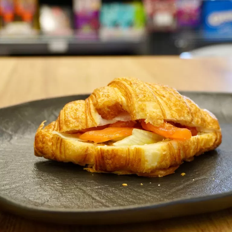 Круассан с лососем 