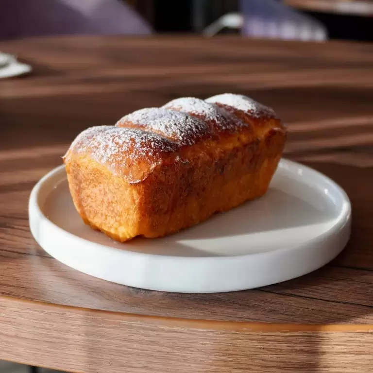 Булочка с творожным сыром