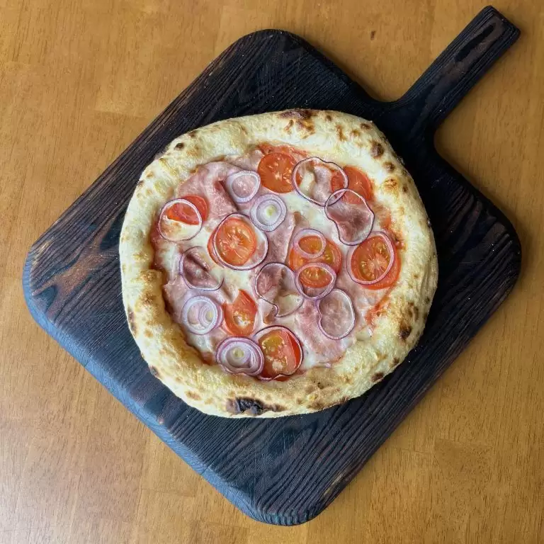 Пицца с ветчиной и томатами (ланч)