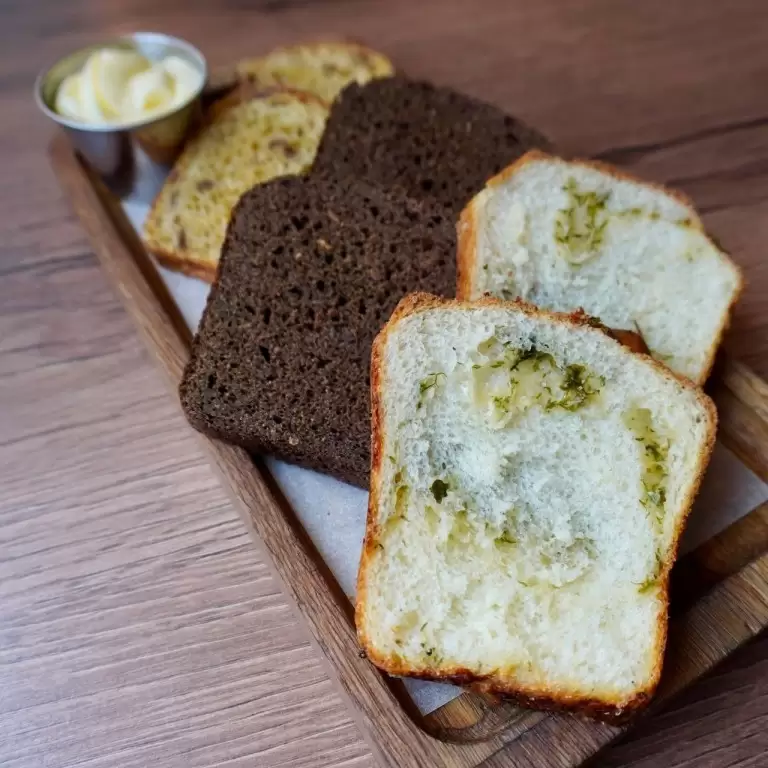 Домашний хлеб и взбитое масло
