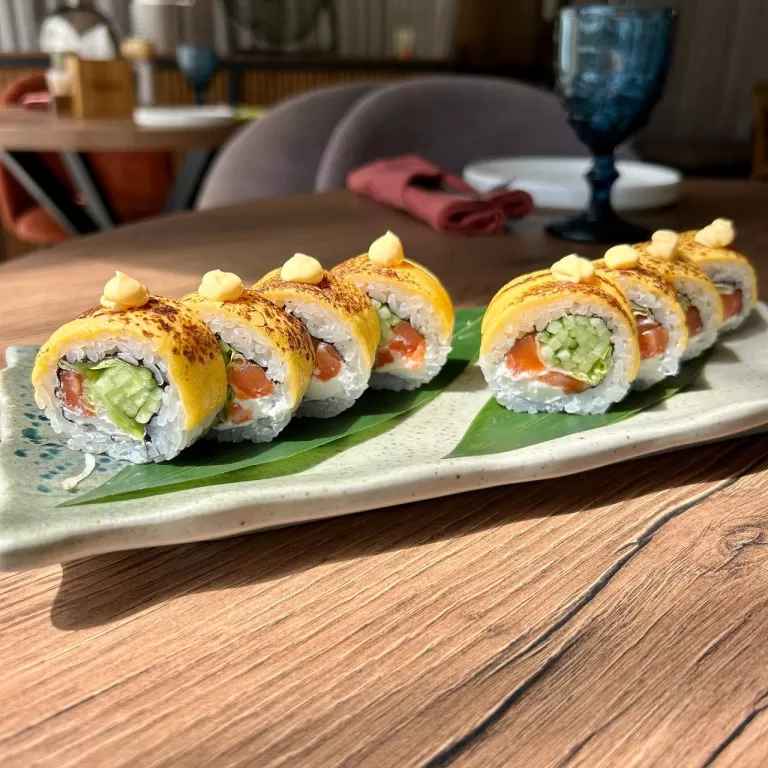 Ролл опаленный с сыром Чеддер (ланч)