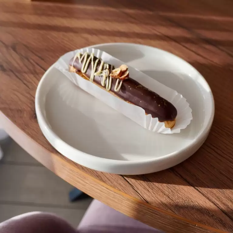 Эклер шоколадно-ореховый