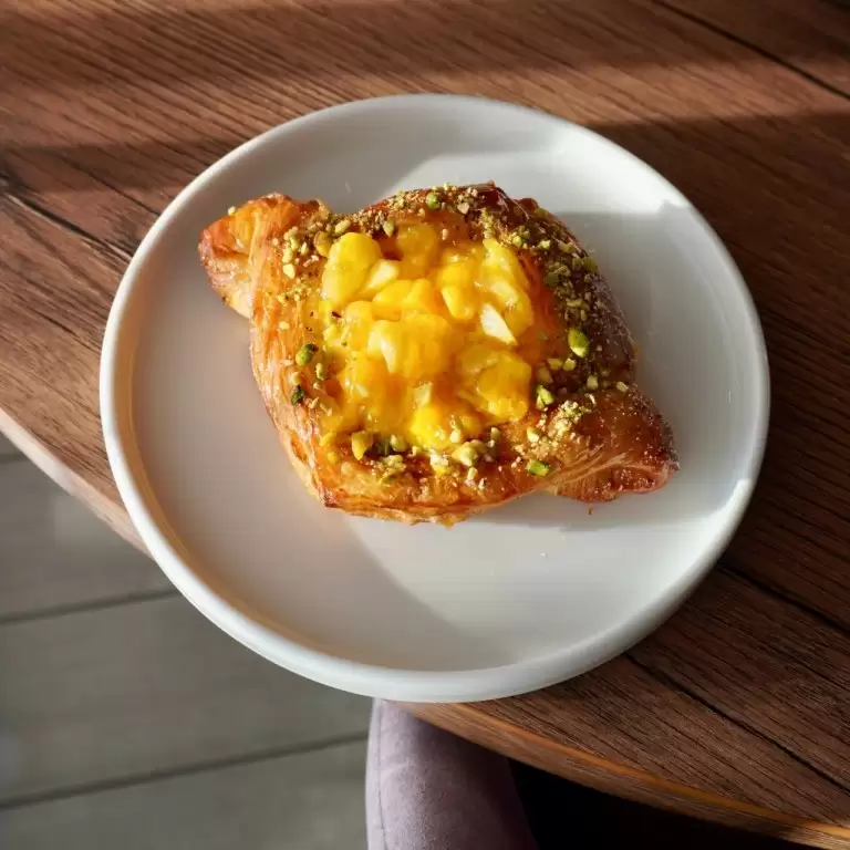 Даниш с ванильным кремом и манго 