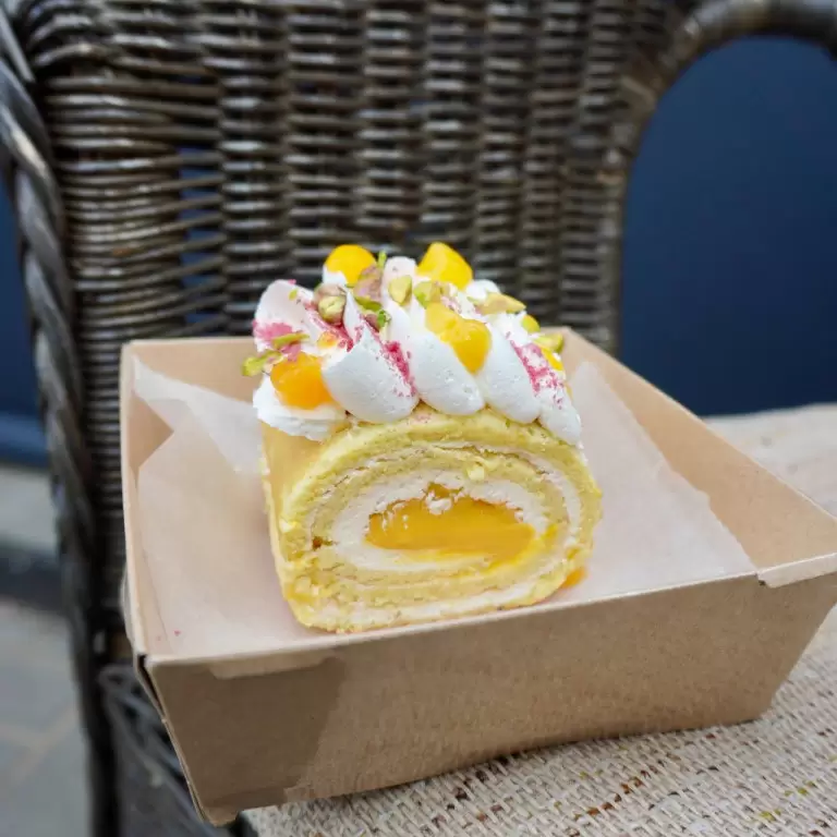 Рулет манго-маракуйя 