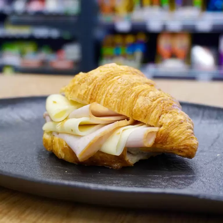 Круассан с ветчиной и сыром