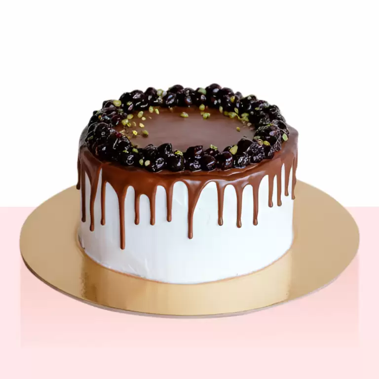 Торт "Шоколадный с чёрной смородиной " от 1 кг.