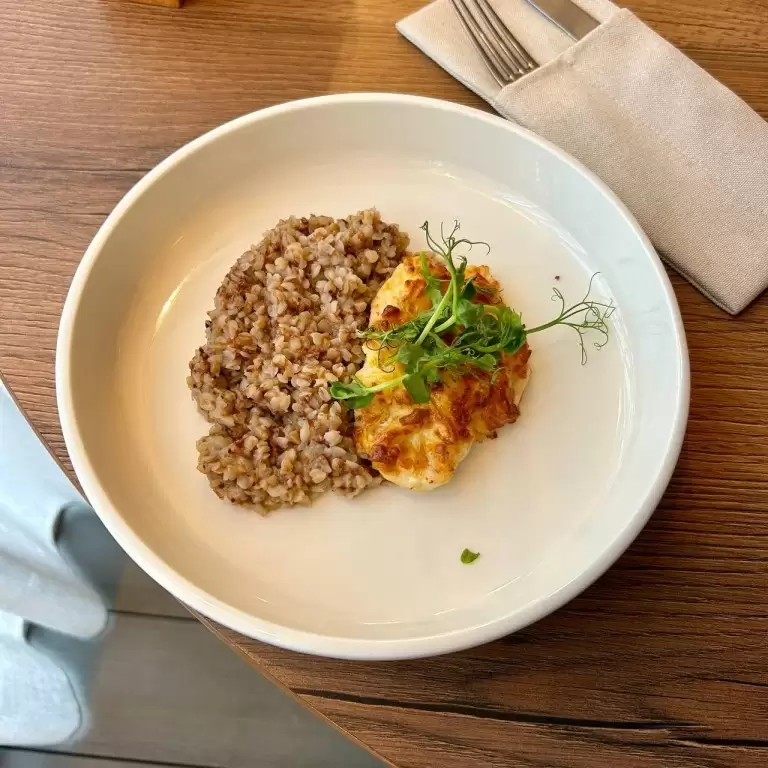 Филе цыплёнка в сыре с гречневой кашей