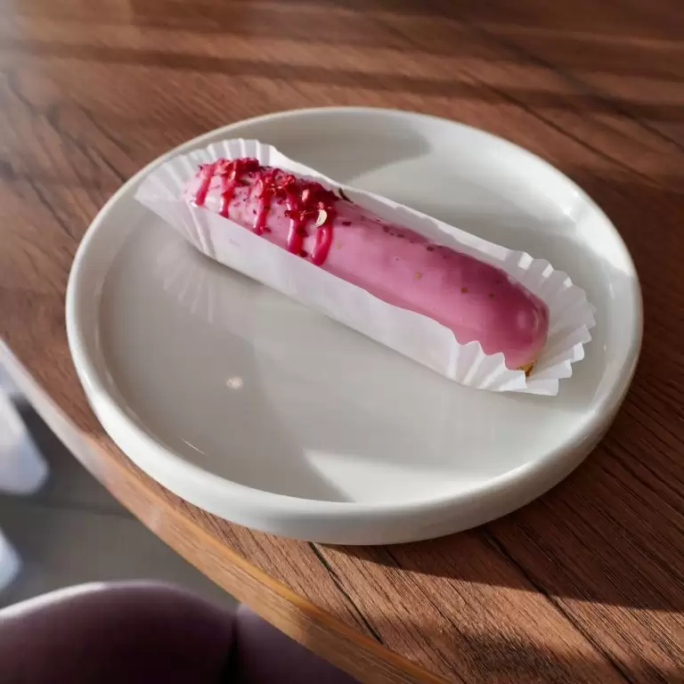 Эклер йогурт-клубника