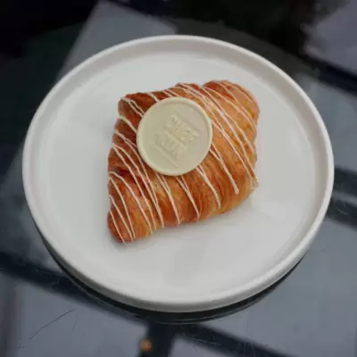 Круассан ваниль-вишня