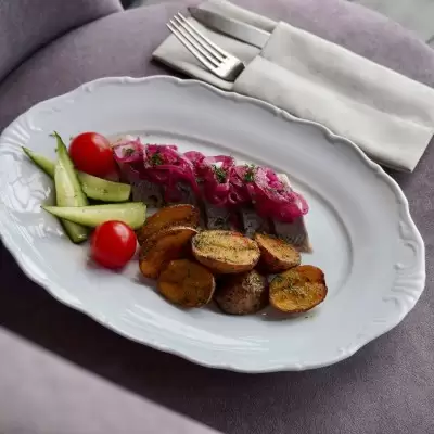 Сельдь с молодым картофелем и маринованным луком