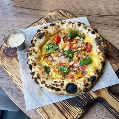 Пицца с тыквенным соусом и беконом