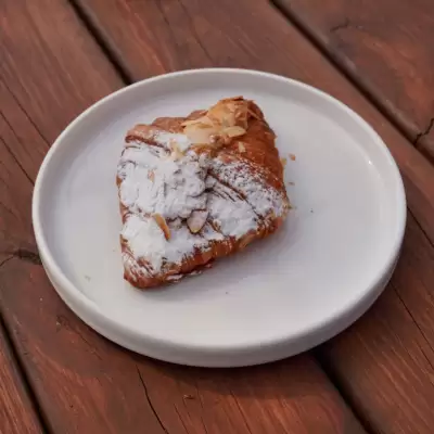 Круассан с миндальным кремом