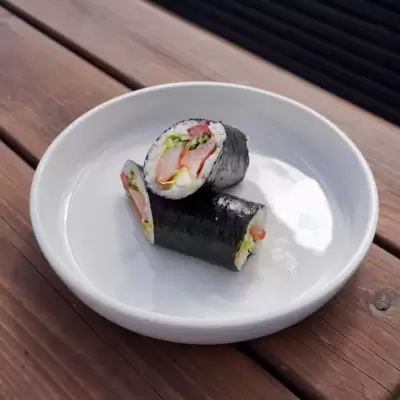 Суширито с копченой курочкой и соусом сладкий  чили