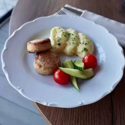 Сливочные котлеты из цыпленка с пюре и малосольными овощами