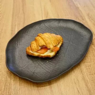 Круассан с лососем 