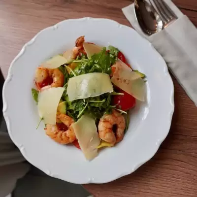 Средиземноморский салат с рукколой и креветками