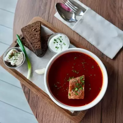 Борщ с копченым ребром, шпиком и черным хлебом
