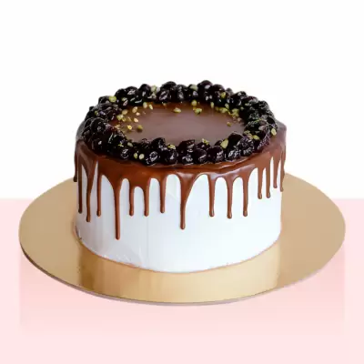 Торт "Шоколадный с чёрной смородиной " от 1 кг.