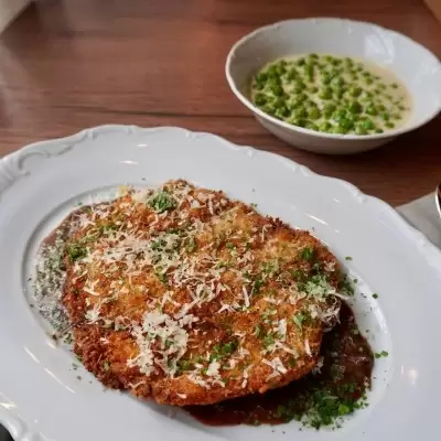 Венский шницель из цыплёнка с нежным горошком