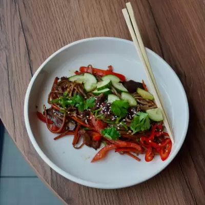 Лапша соба с говядиной