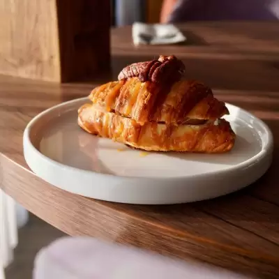 Круассан с ромом, грушей и сыром бри 